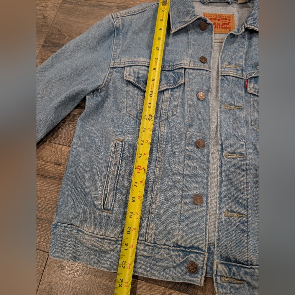 Levi's Medium Ex Boyfriend Trucker Blue Jean Denim Jacket Distressed LIKE NEW - Picture 3 of 8